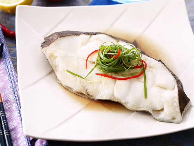 皇冠 大比目魚(扁鱈)切片<P>Halibut Steak<span>色澤雪白油度適中肉質細膩</span>